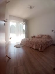 Eladó egy modern, 67 m2 -es, TERASZOS, ÚSZÓMEDENCÉS lakás