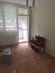 Szegedi magasföldszinti, 60 m2-es 1+2 szoba, loggiás lakás