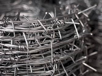 Beton lábazati elem, táblás kerítés, vadháló, oszlop, kapu