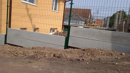 Beton lábazati elem, táblás kerítés, vadháló, oszlop, kapu