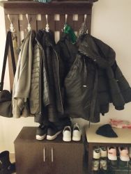 Eladó ifjúsági bútorok, előszobafal.