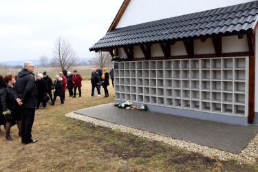 EU szabvány 30x30x30cm-es fakkos iráslap hellyel