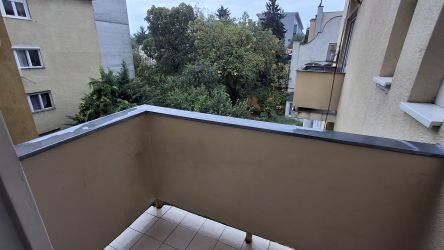 Bauhaus-ritkaság: Rózsadombon világos, erkélyes lakás kiadó