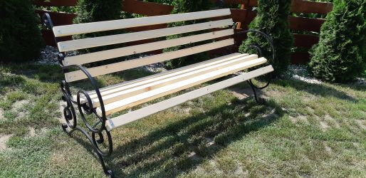 Kényelmes kerti pad kovácsolt vas lábal 