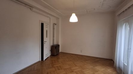 Bauhaus-ritkaság: Rózsadombon világos, erkélyes lakás kiadó