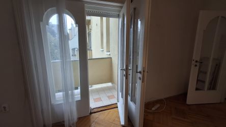 Bauhaus-ritkaság: Rózsadombon világos, erkélyes lakás kiadó