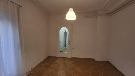 Bauhaus-ritkaság: Rózsadombon világos, erkélyes lakás kiadó