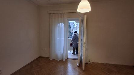 Bauhaus-ritkaság: Rózsadombon világos, erkélyes lakás kiadó