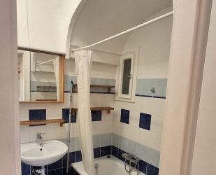 Bauhaus-ritkaság: Rózsadombon világos, erkélyes lakás kiadó