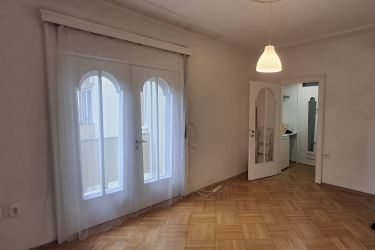 Bauhaus-ritkaság: Rózsadombon világos, erkélyes lakás kiadó