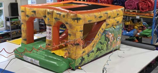 Eladó Dzsungel Csúszdás Ugráló