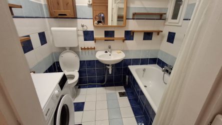 Bauhaus-ritkaság: Rózsadombon világos, erkélyes lakás kiadó