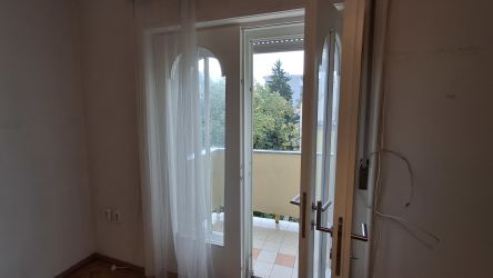 Bauhaus-ritkaság: Rózsadombon világos, erkélyes lakás kiadó