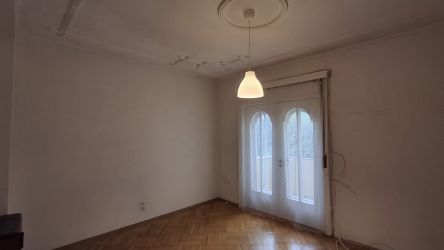 Bauhaus-ritkaság: Rózsadombon világos, erkélyes lakás kiadó