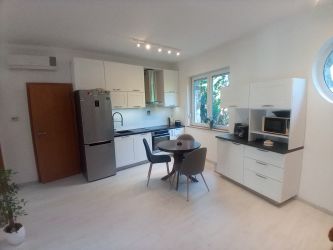 Eladó egy modern, 67 m2 -es, TERASZOS, ÚSZÓMEDENCÉS lakás