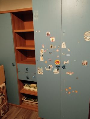 Eladó ifjúsági bútorok, előszobafal.