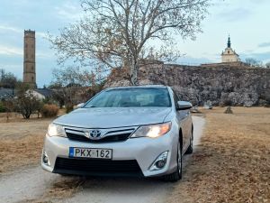 Toyota Camry 2.5 XLE hybrid eladó