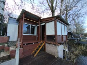 Horgászház eladó saját stéggel és csónakkal