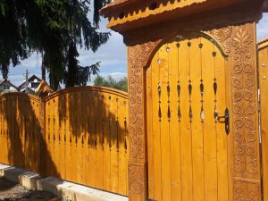 Szekelykapuk, kerítések,kopjafák, tornácok, asztalos munkák