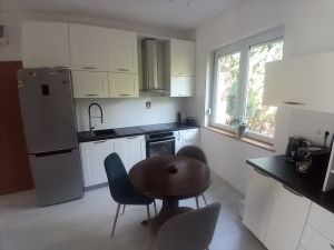 Eladó egy modern, 67 m2 -es, TERASZOS, ÚSZÓMEDENCÉS lakás