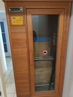 Beltéri szauna és szobabútorok eladóak.