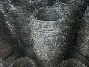 Szögesdrót drótháló vadháló drótfonat kapu oszlop kerítés