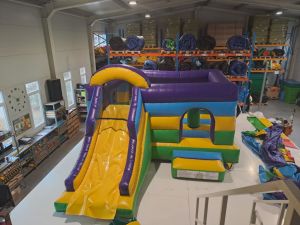 Eladó Szivárvány Csúszdás Ugráló