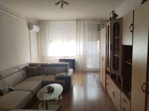 Békés központi részében eladó tégla lakás.