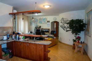 Eladó panorámás, első emeleti belvárosi lakás Szolnokon