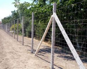 Csavart vadháló drótfonat drótháló kerítés kapu oszlop