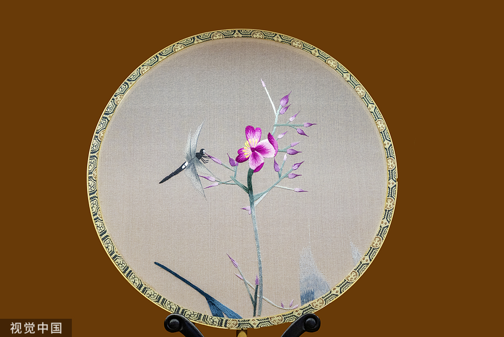 Round flower and bird Xiang embroidery
