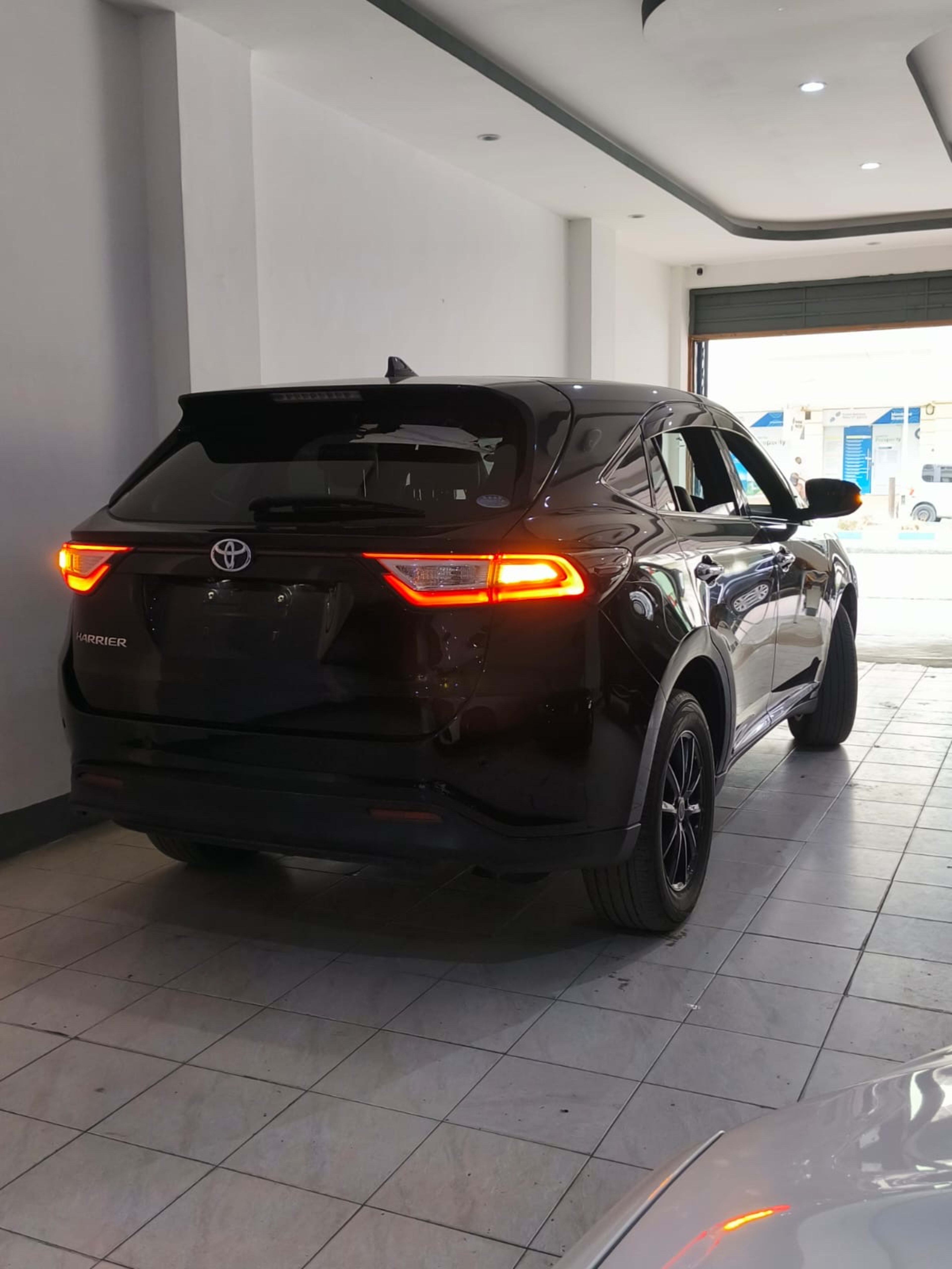 2019 Toyota  Harrier photo 2