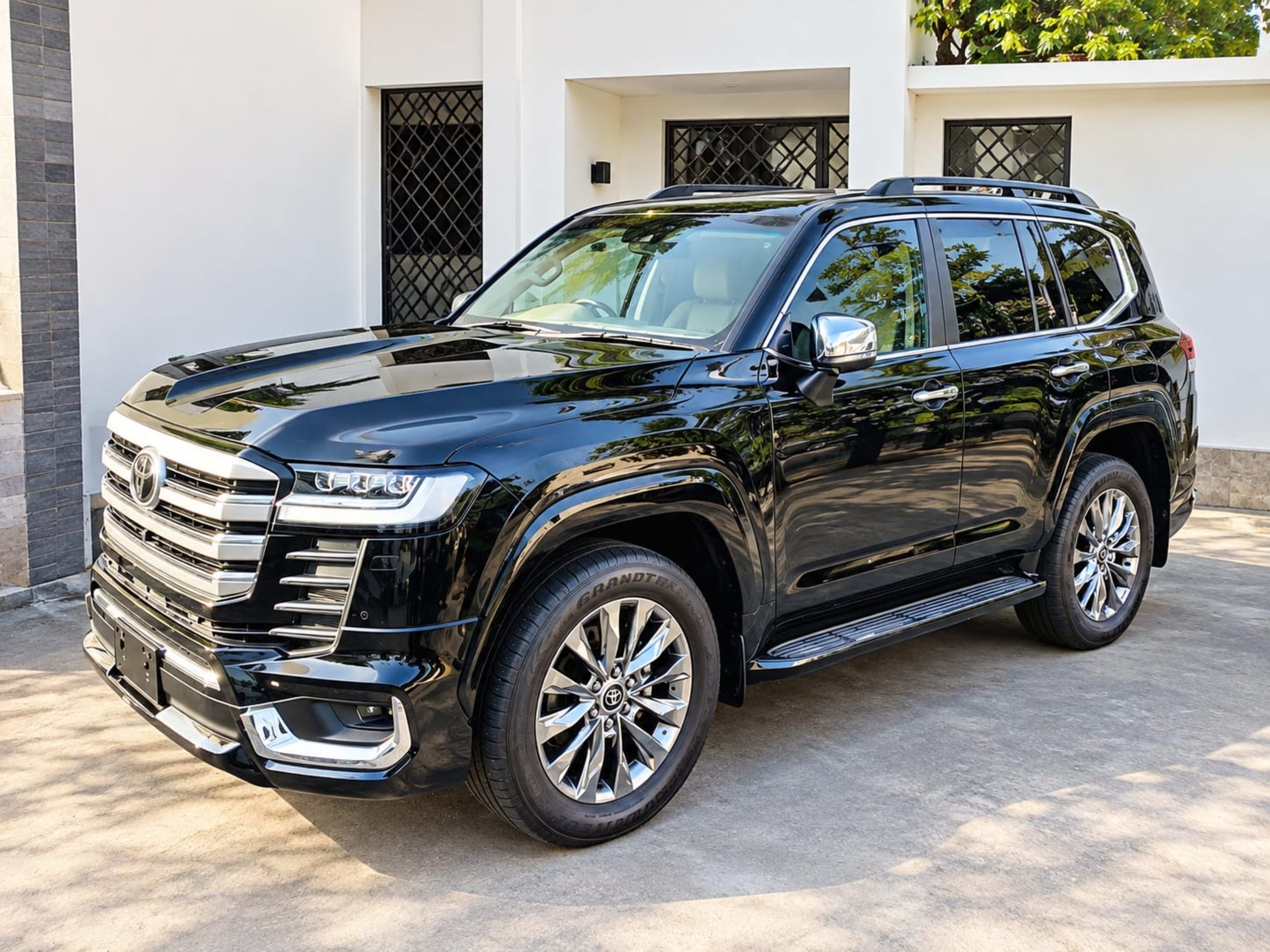 2023 Landcruiser V8 ZX photo 2