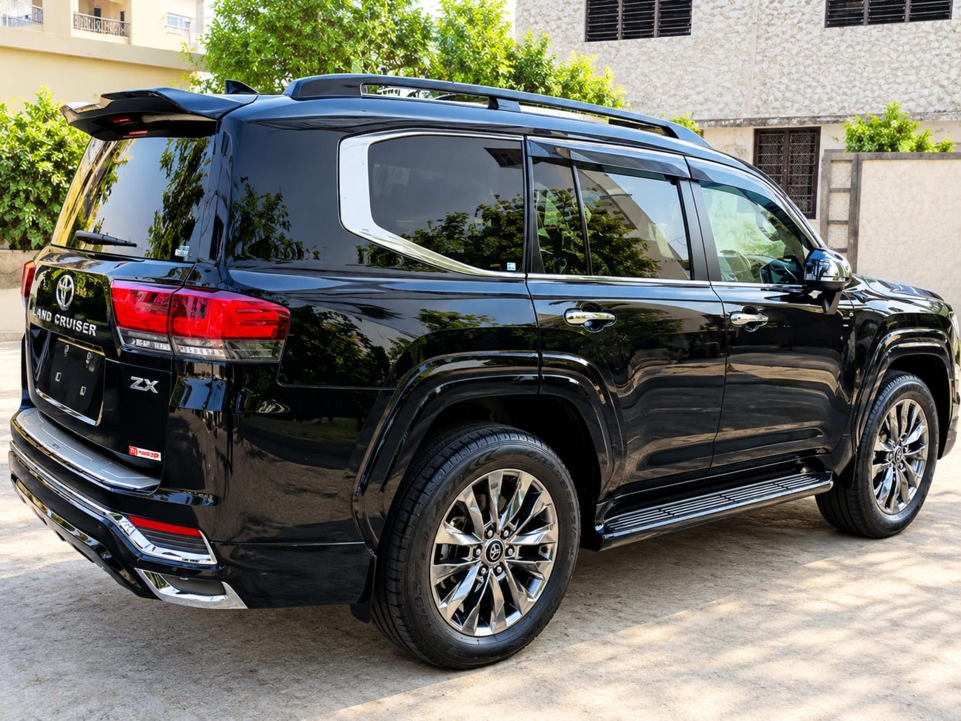 2023 Landcruiser V8 ZX photo 4