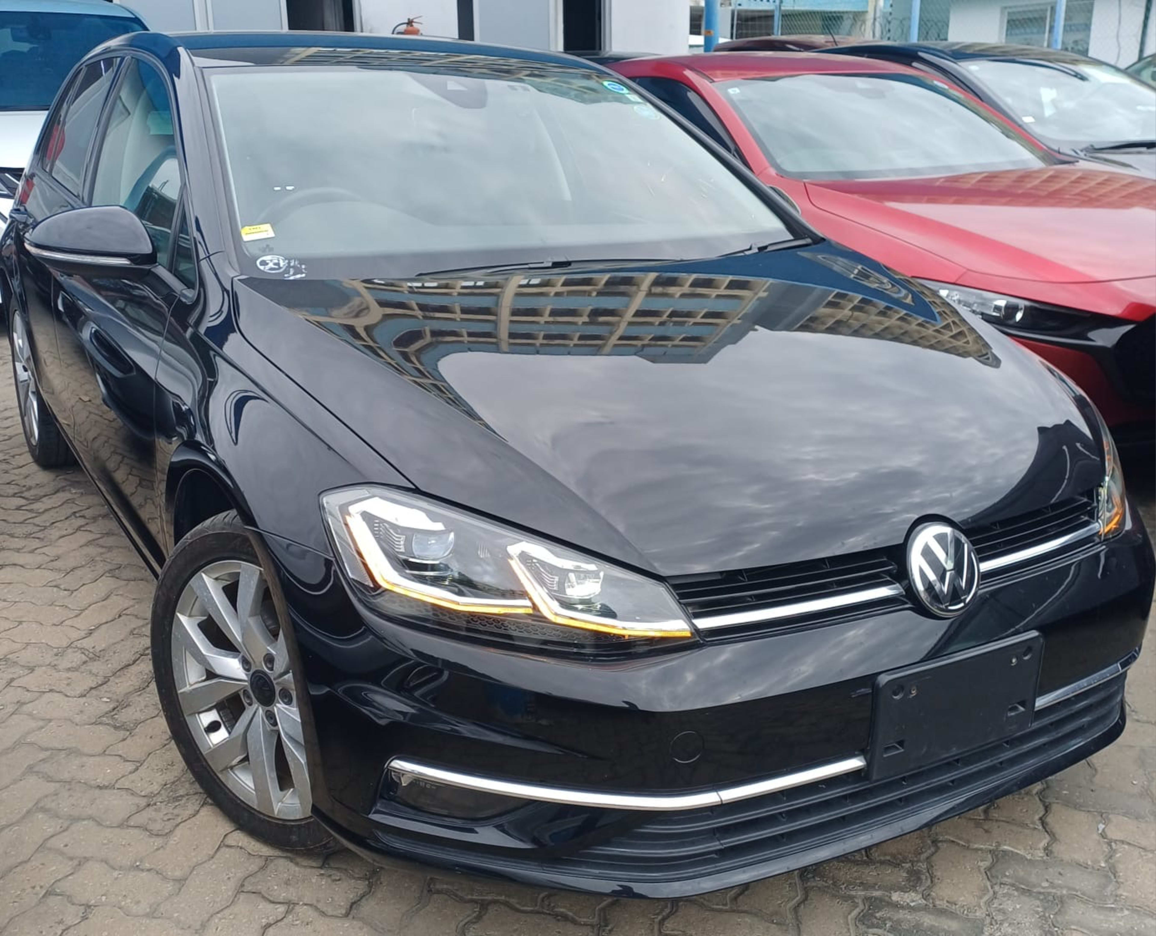 2019 Volkswagen Golf photo 2