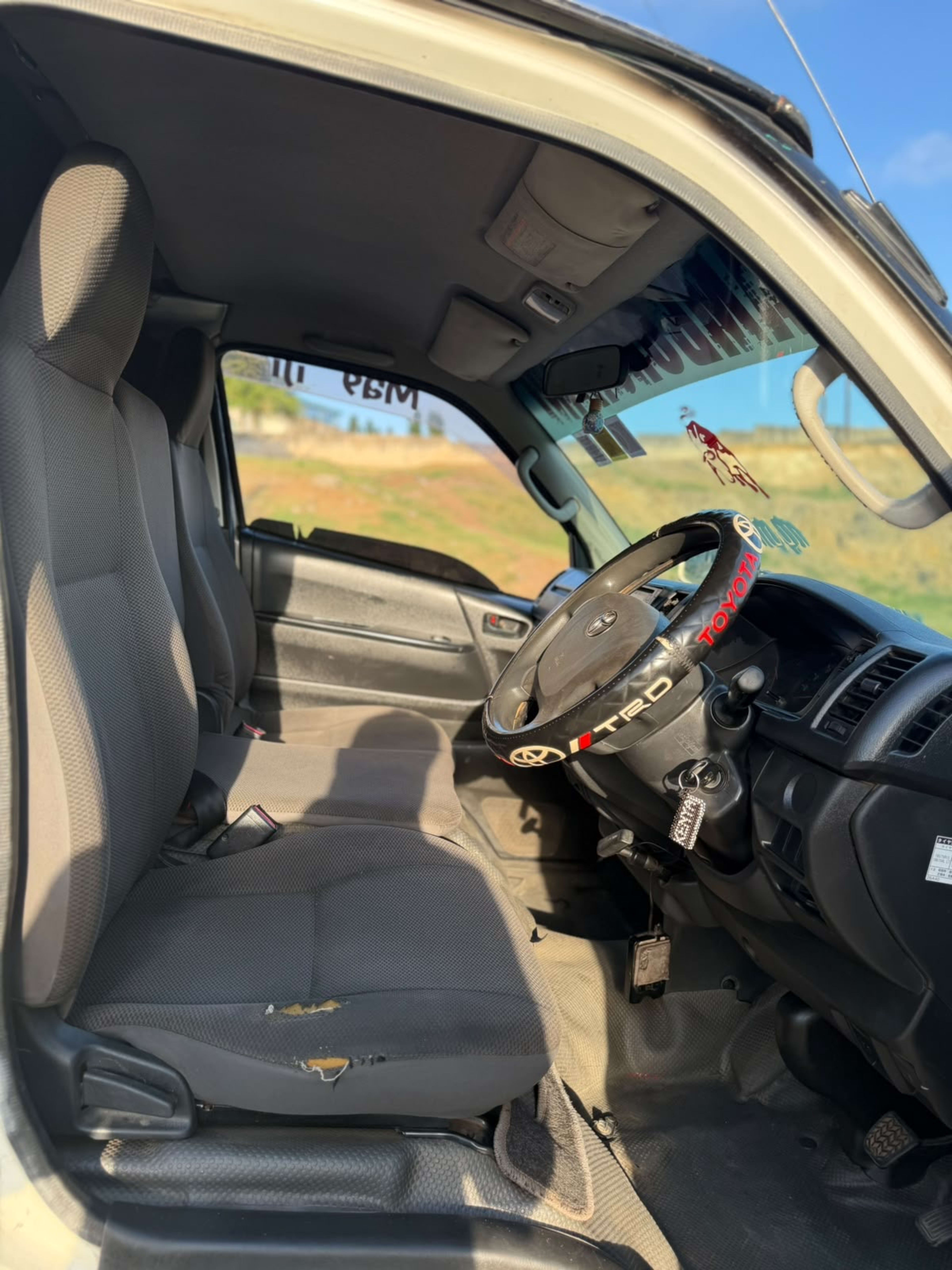 2014 Toyota  HIACE photo 4