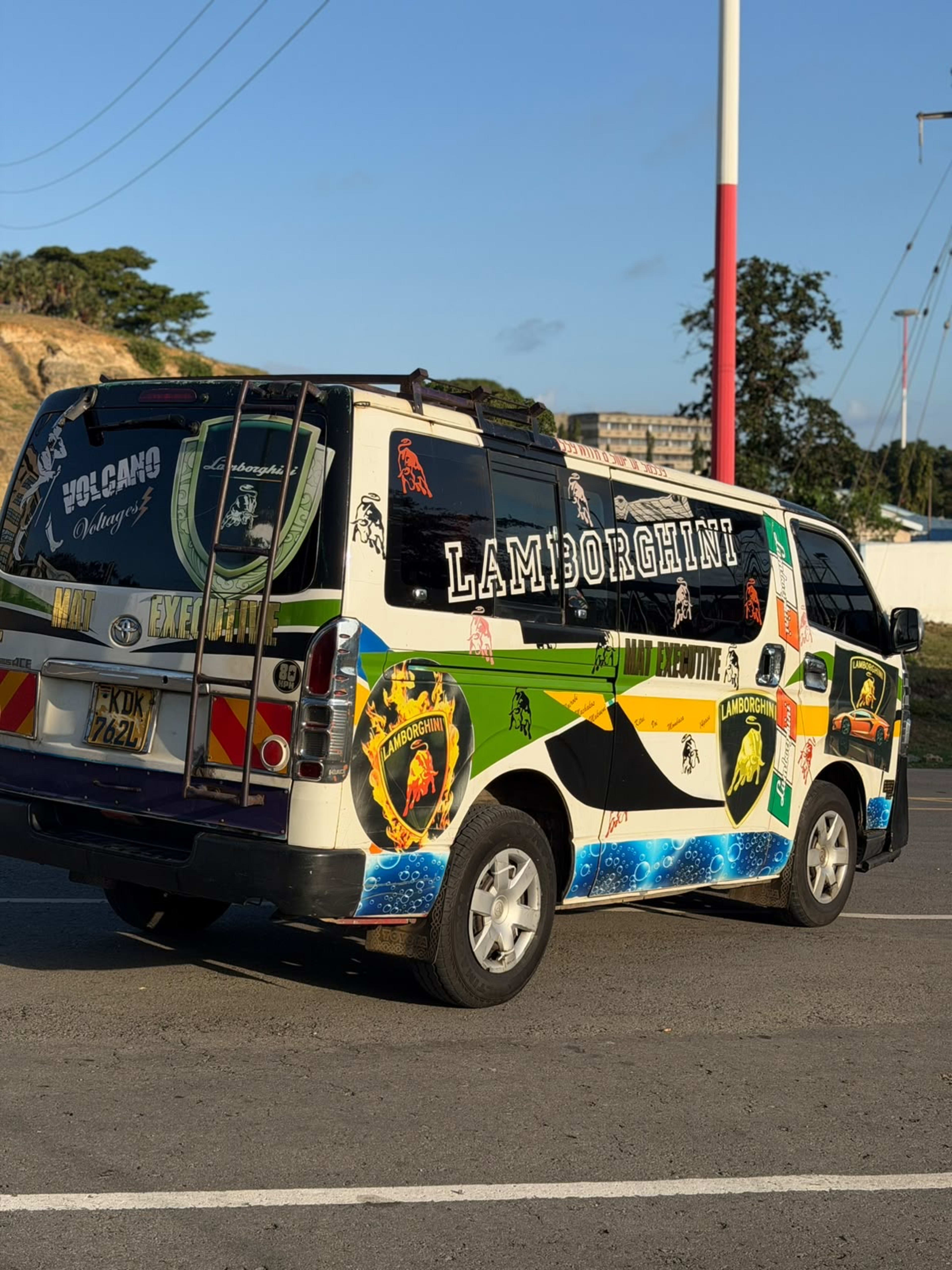 2014 Toyota  HIACE photo 2