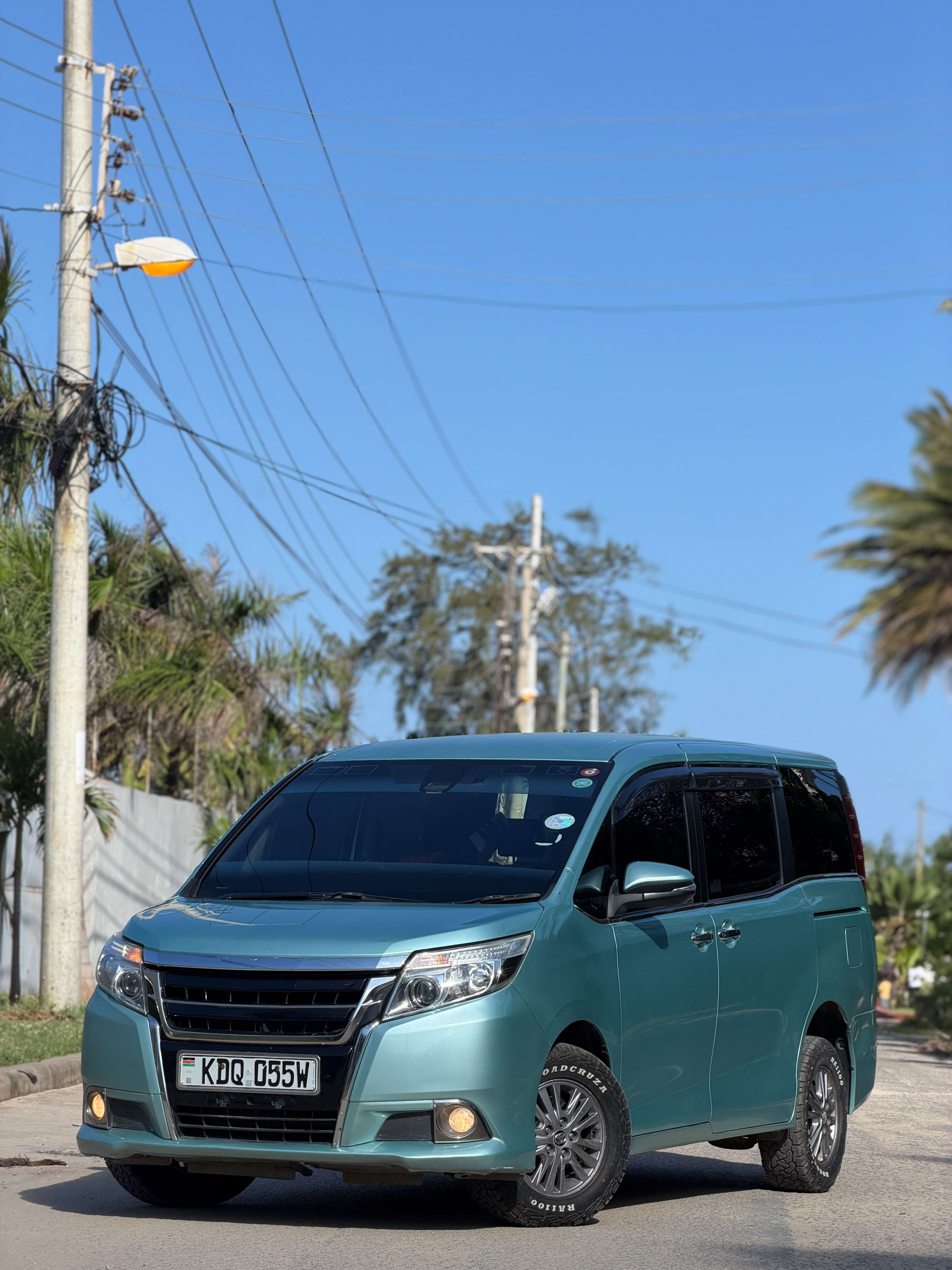 2017 Toyota  Esquire photo 2