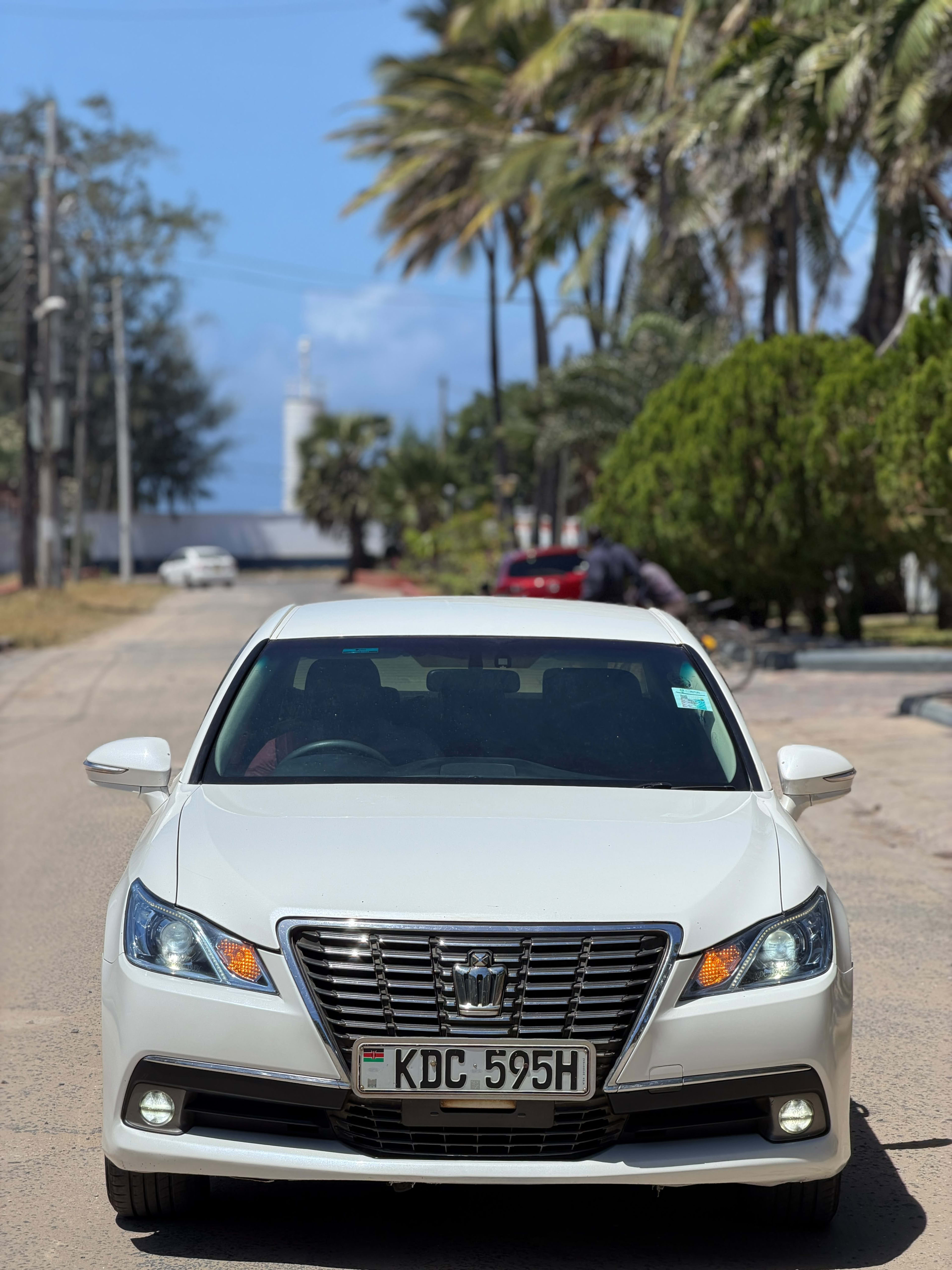 2014 Toyota  Crown Saloon photo 3