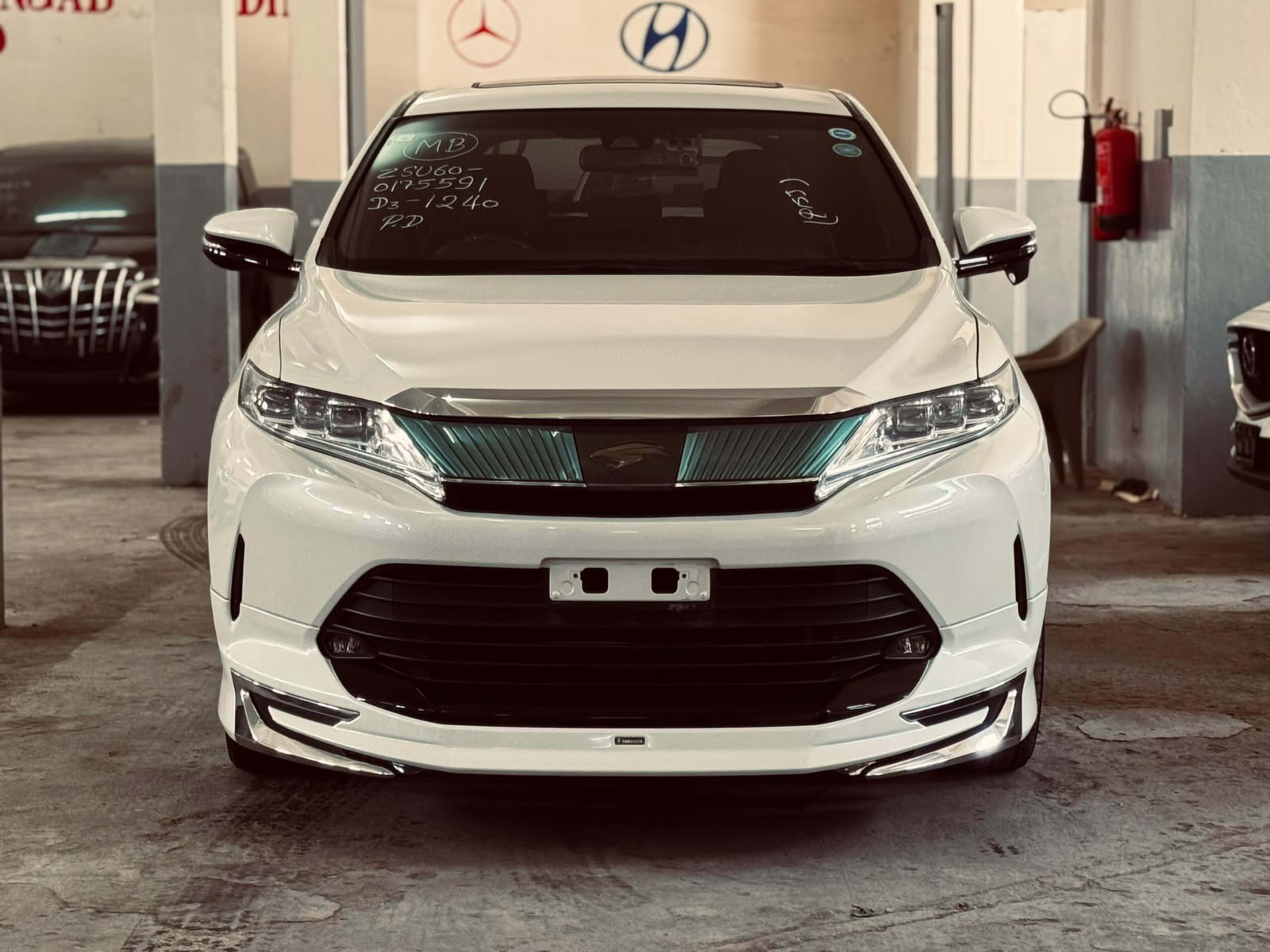 2019 Toyota  Harrier photo 2