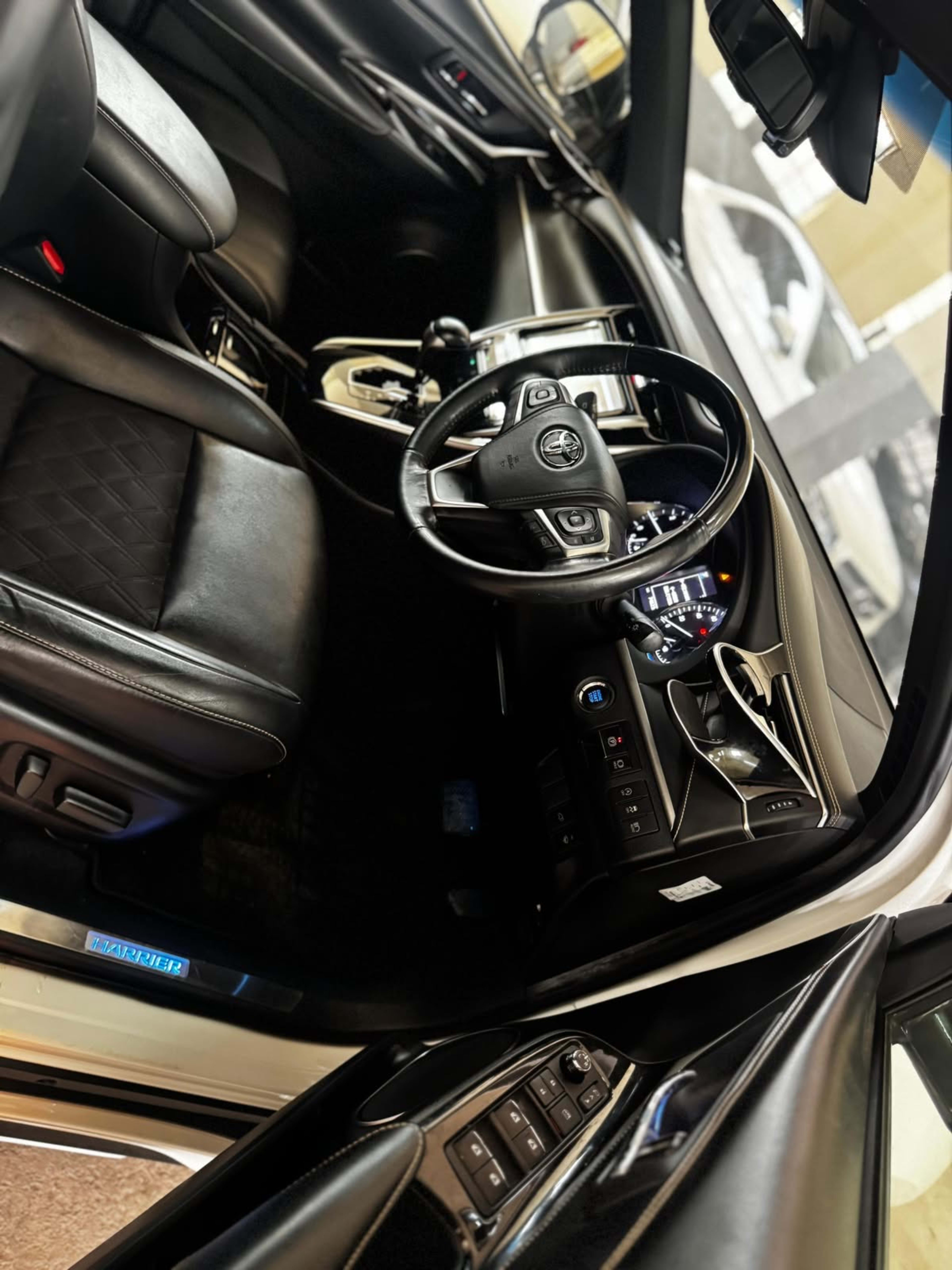 2019 Toyota  Harrier photo 3