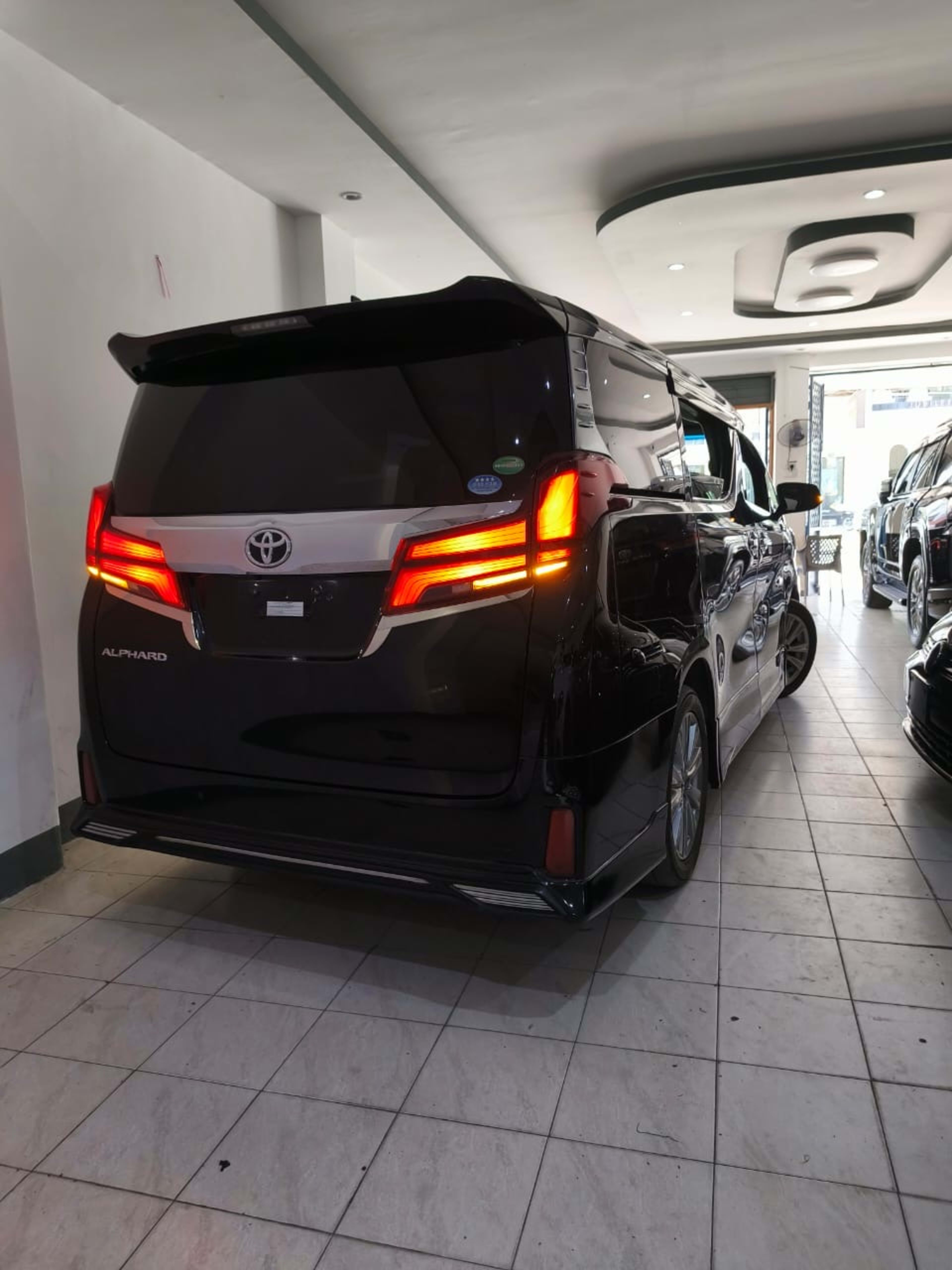 2019 Toyota Alphard photo 4