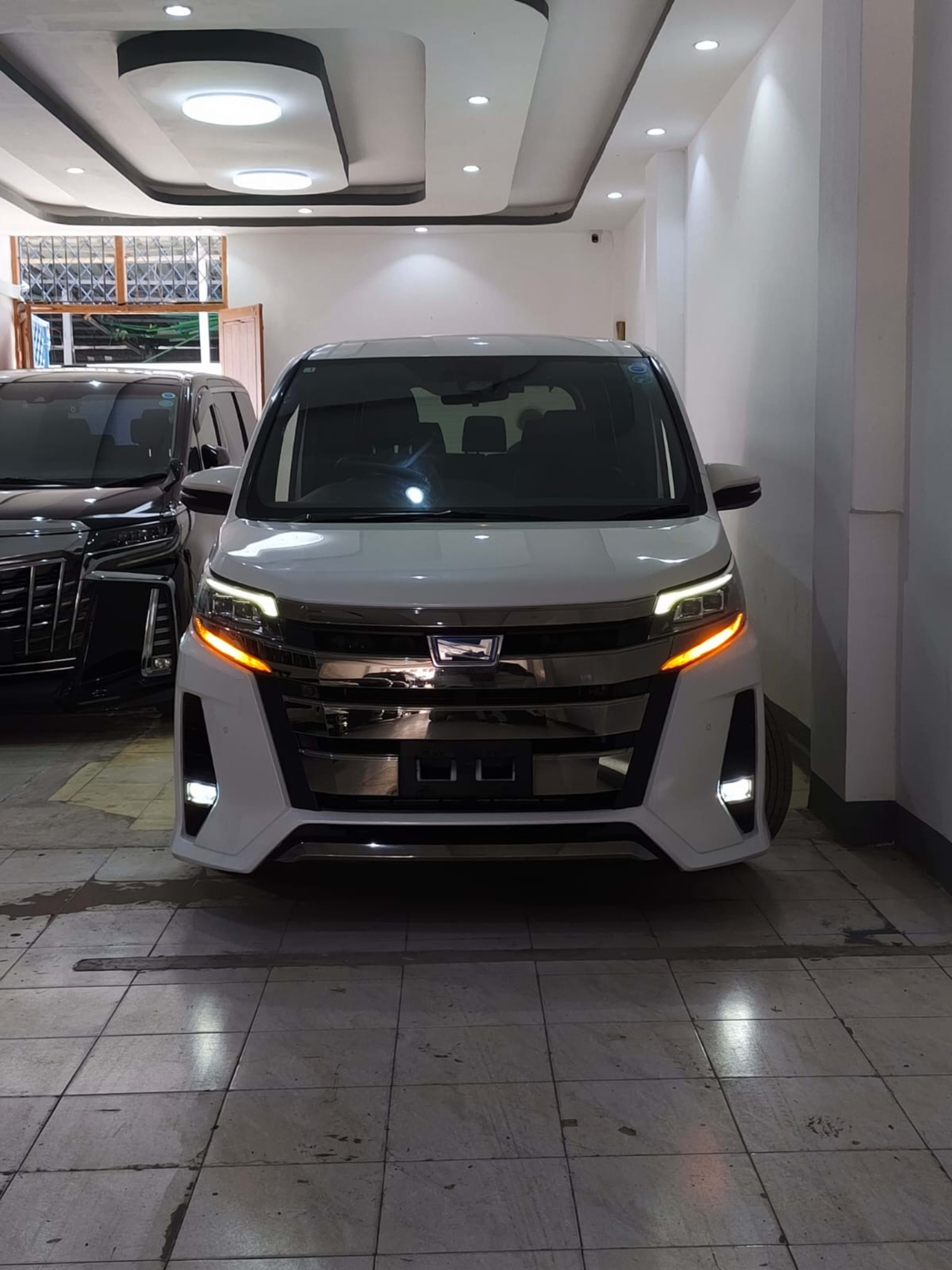 2019 Toyota Noah WXB photo 3