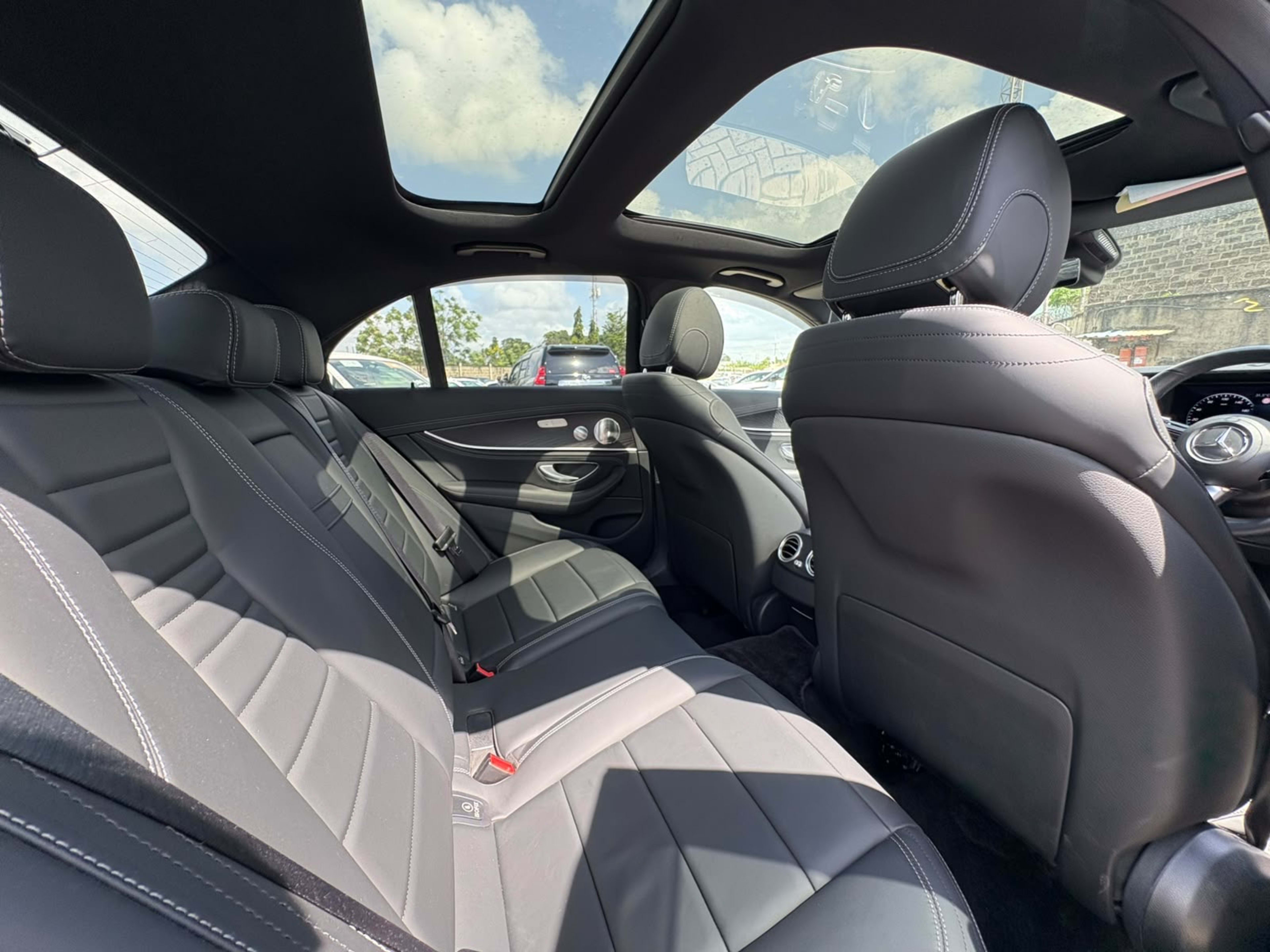 2020 Mercedes benz E200 AMG photo 5