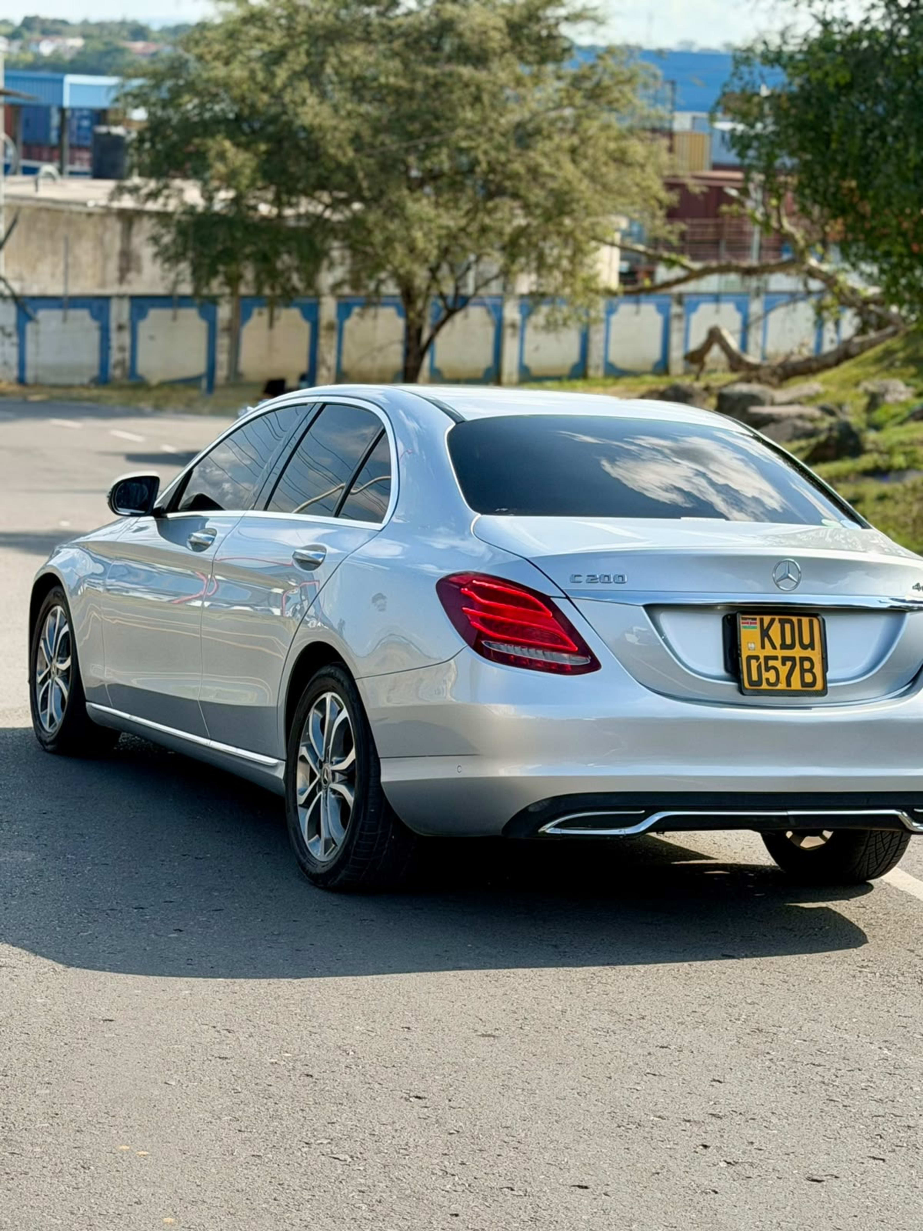 2018 Mercedes Benz C200 photo 2