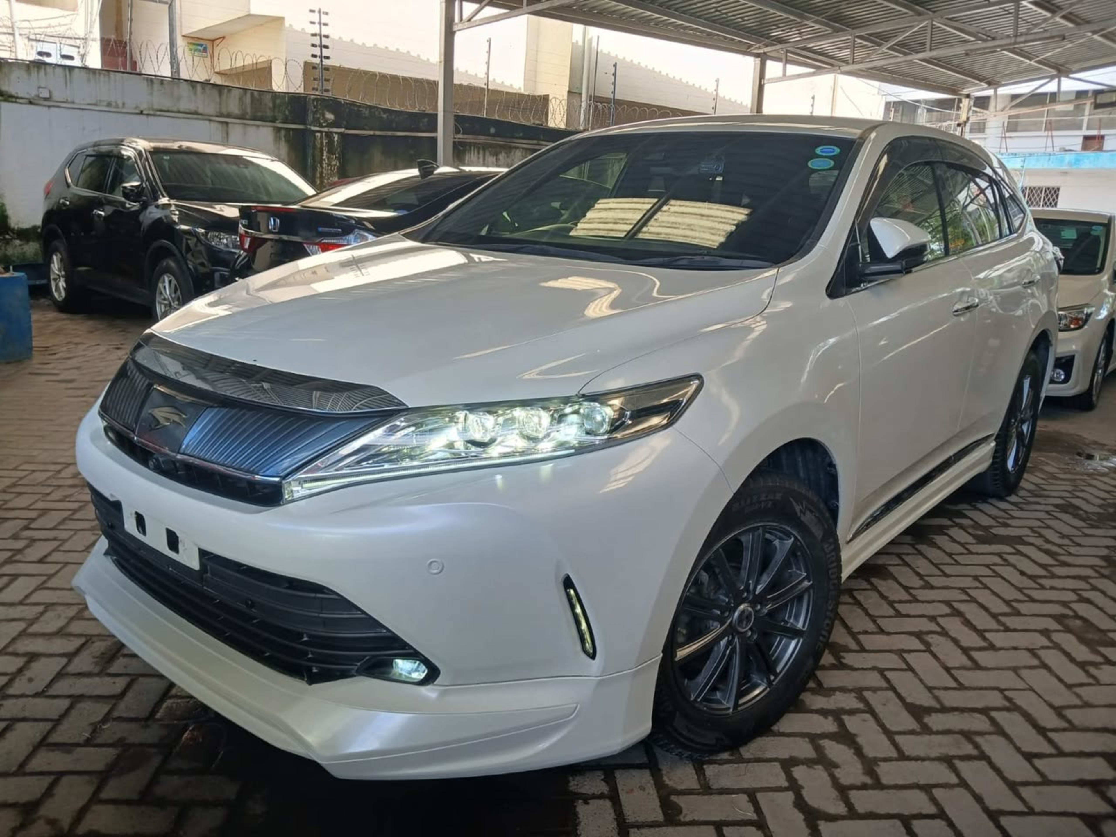 2019 Toyota Harrier photo 2