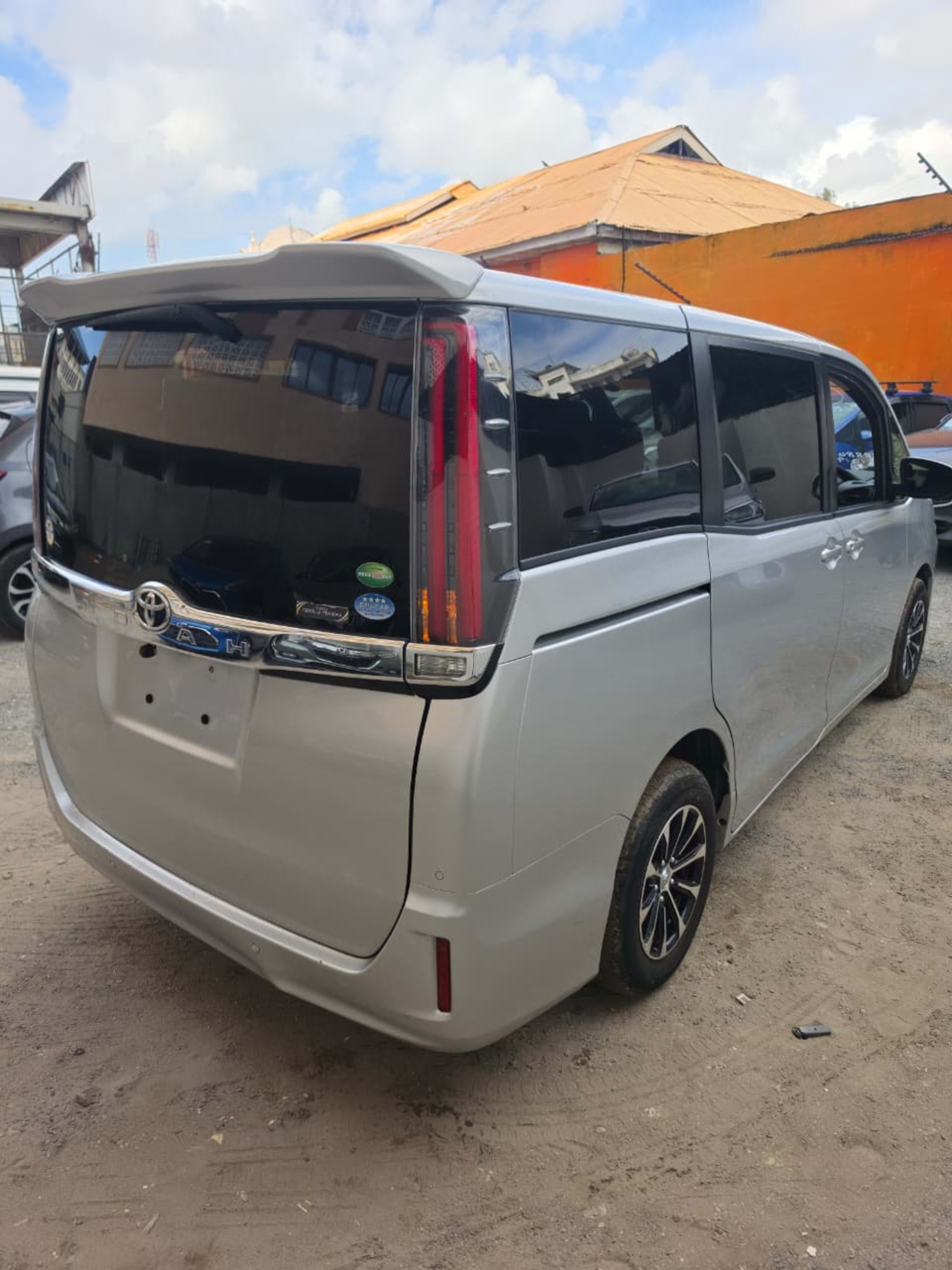 2020 Toyota Noah photo 4