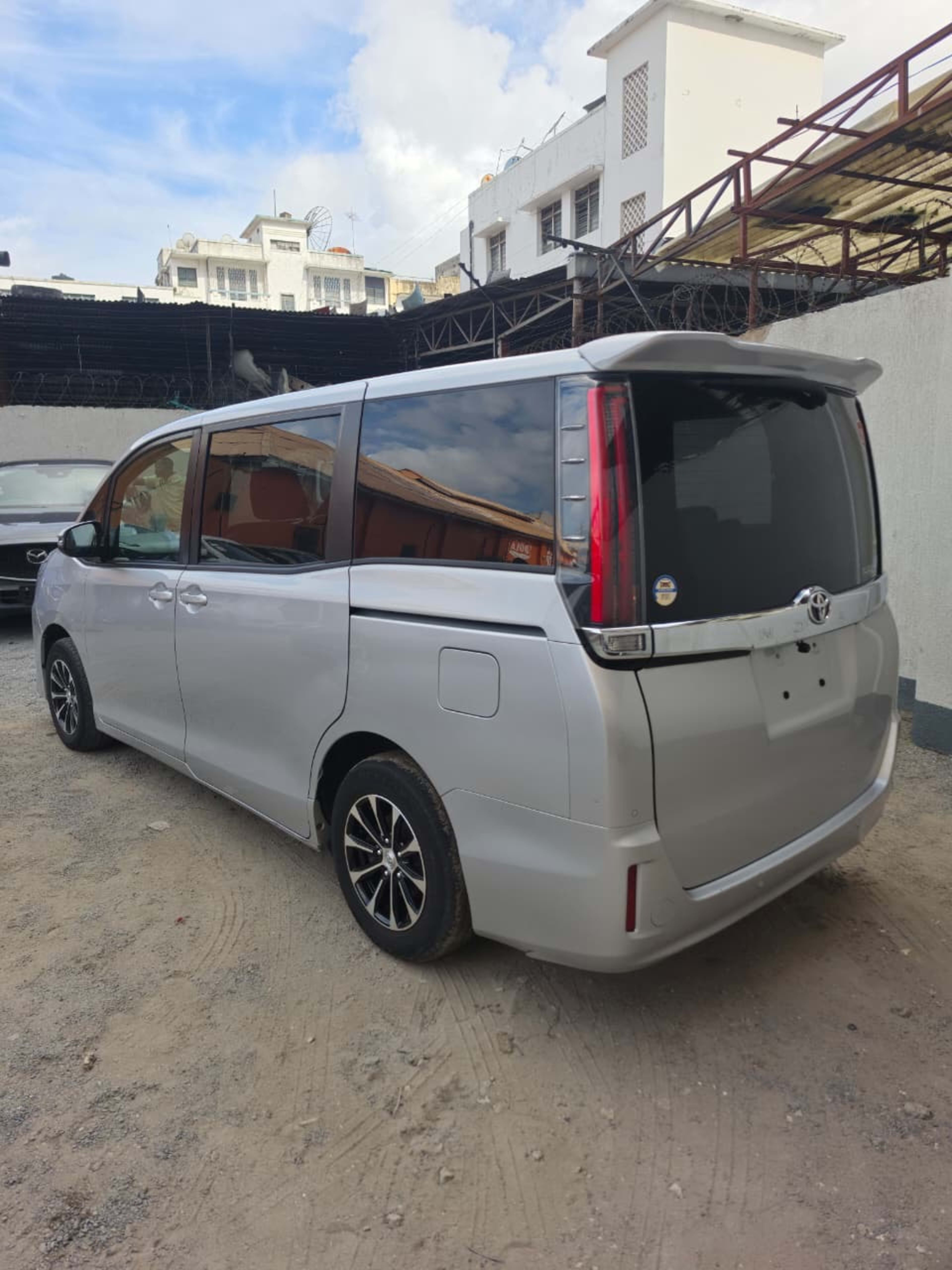 2020 Toyota Noah photo 2