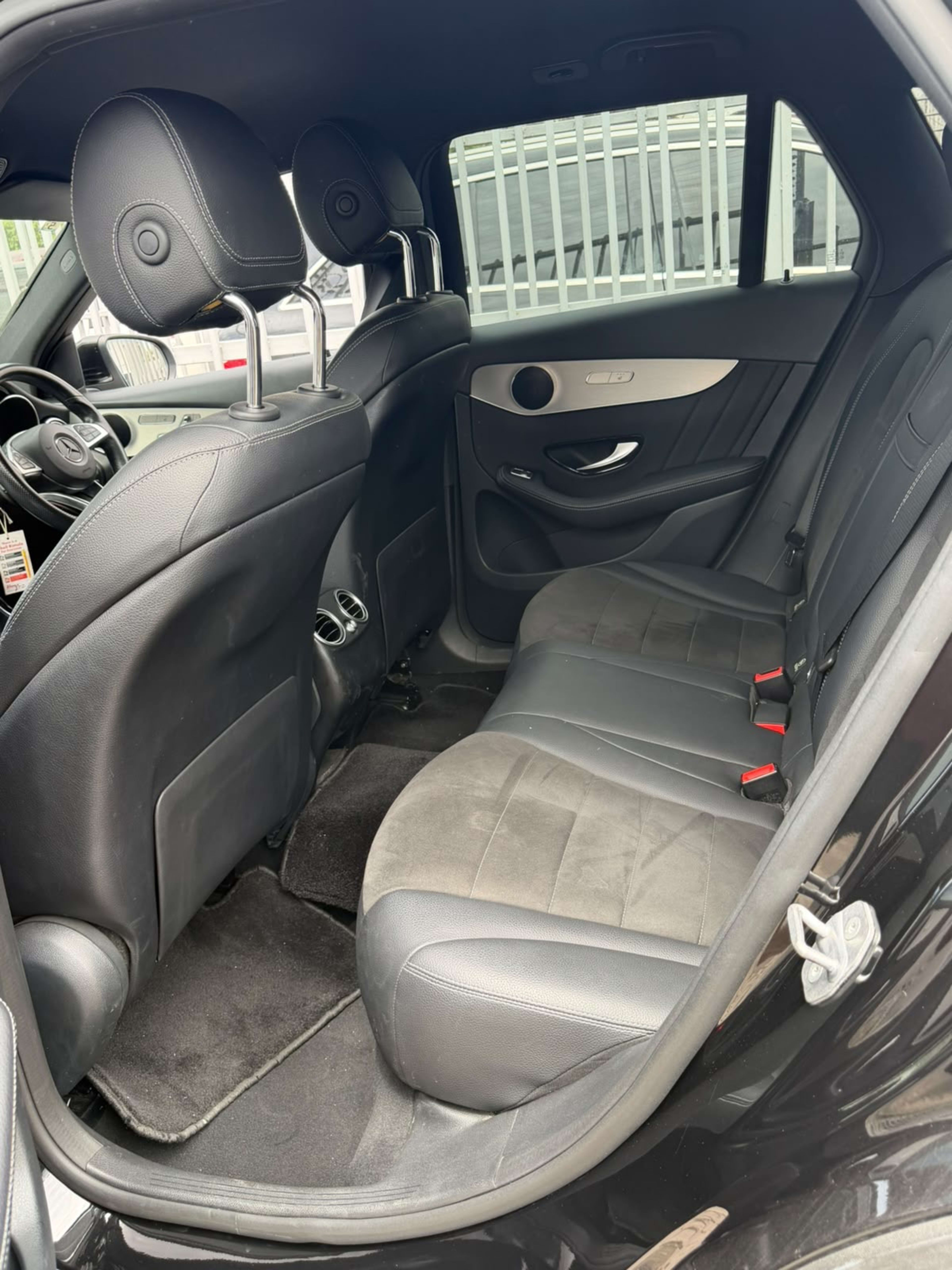 2019 Mercedes Benz GLC220d photo 4