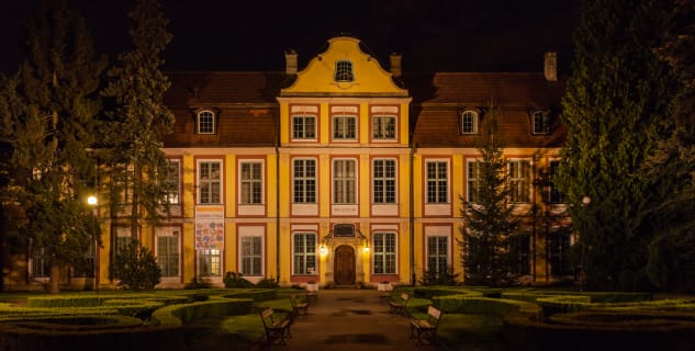 Opatský palác - https://commons.wikimedia.org/wiki/File:Palacio_de_Oliwa,_Gdansk,_Polonia,_2013-05-21,_DD_05.jpg